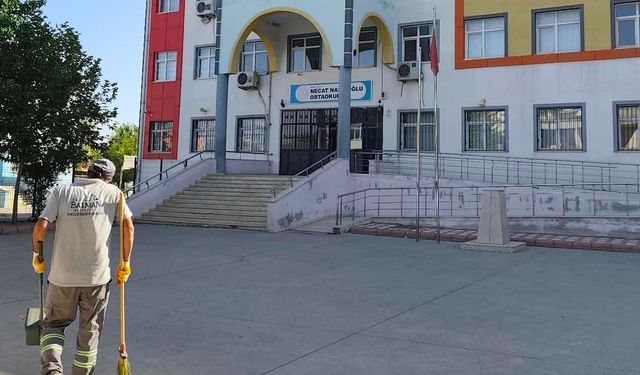 YENİ EĞİTİM YILI ÖNCESİ OKULLARDA KAPSAMLI TEMİZLİK ÇALIŞMASI