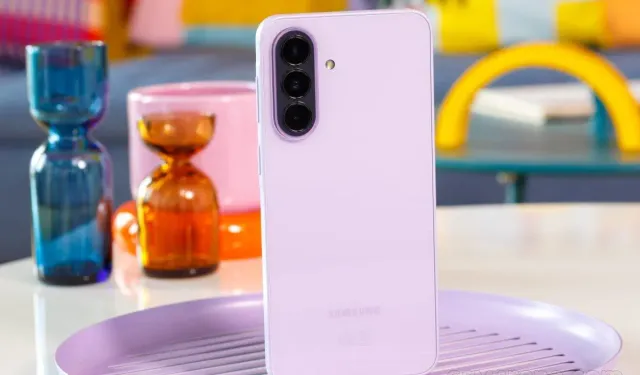 KULLANICILAR YİNE HÜSRANA UĞRADI: Samsung Popüler Modelinde Radikal Değişikliği İptal Etti!