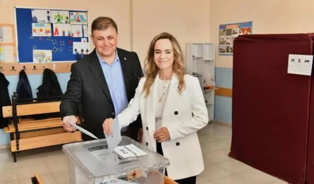 İzmir'in First Lady'si Öznur Tugay Kimdir, Asıl Mesleği Nedir ve Kaç Çocuğu Var? Sağlık Dünyasından Sanat Atölyelerine: Öznur Tugay'ın Asıl Mesleği Nedir ve Hangi Üniversiteden Mezundur?