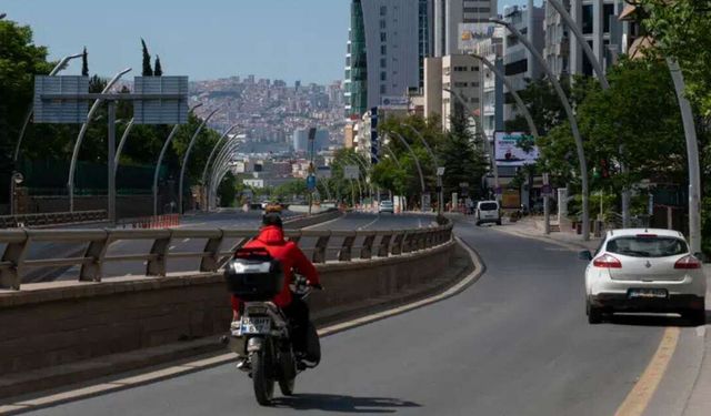 Aylık 200 Bin TL Kazanan Motokuryelerin Altın Çağı Neden Sona Erdi? Günde 14 Saat Çalışan Bir Kuryenin Net Kazancı Bugün Ne Kadar? Kurye Sektöründeki Arz-Talep Dengesi Maaşları Nasıl Etkiledi?