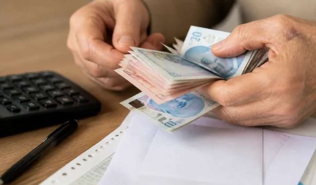 En Düşük Emekli Maaşı Ne Kadar Olacak, 2027 Ocak Emekli Zammı Şartları ve Maaş Hesaplama Senaryoları Nelerdir? Milyonlarca Emeklinin Gözü Ocak Ayında: 2027 En Düşük Emekli Maaşı İçin Masadaki 3 Farklı Senaryo Nedir?