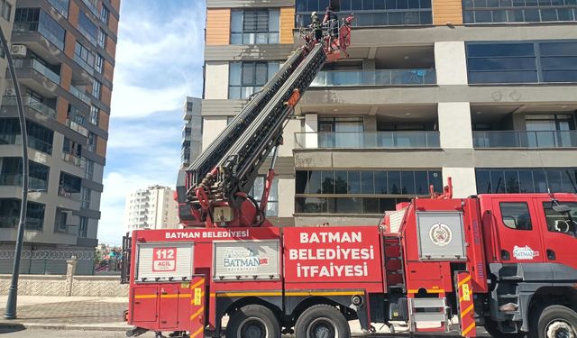 BALKONDA ALEV ALAN KOMBİ İTFAİYE EKİPLERİNCE SÖNDÜRÜLDÜ