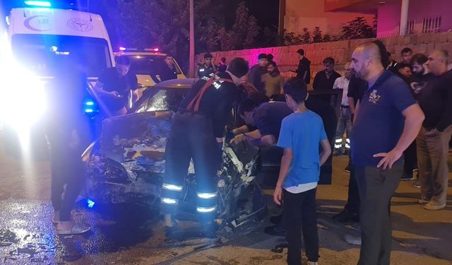 Hafif Ticari Araç İle Otomobil Çarpıştı: 3 Yaralı
