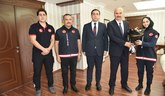 İtfaiyecilerden Vali Canalp’e Anlamlı Ziyaret