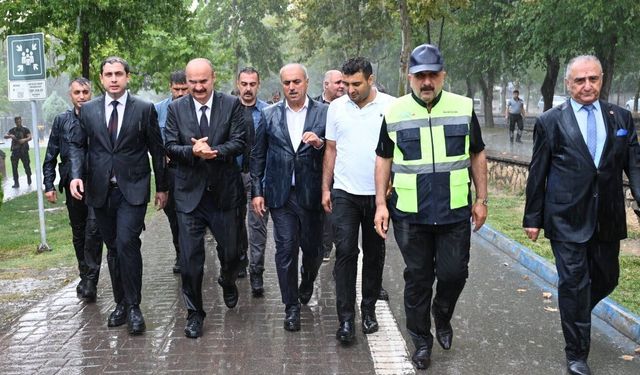 Vali Canalp’tan Dikkat Çeken Açıklama “Şemsiye Açtırsaydık da Eleştirilecektik”