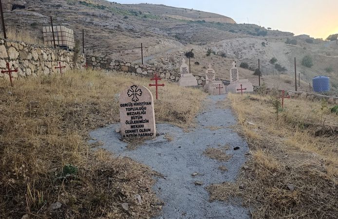 Gercüş’te Tarihe Işık Tutan Hıristiyan Mezarlığı