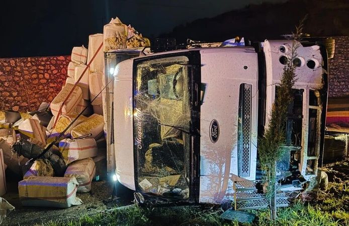 Batman’da Saman Yüklü Kamyon Yan Yattı: 2 Yaralı