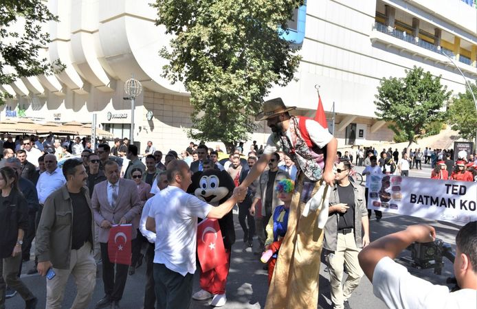 Festival Coşkusu Kortej Yürüyüşü ile Başladı
