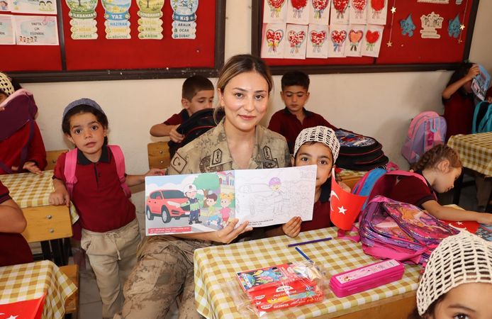 Jandarmadan Minik Öğrencilere Anlamlı Ziyaret: Aybüke Öğretmen Unutulmadı
