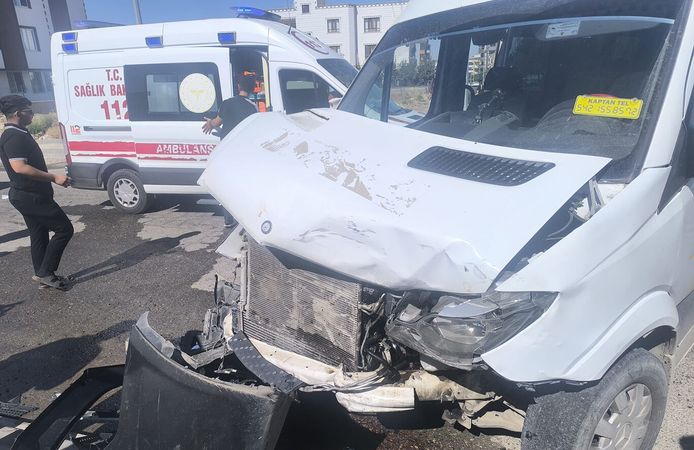 Minibüs İle Hafif Ticari Araç Çarpıştı: Bir Yaralı