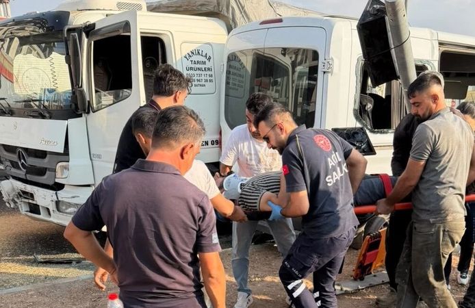 Tır ile Hafif Ticari Araç Çarpıştı: 6 Yaralı