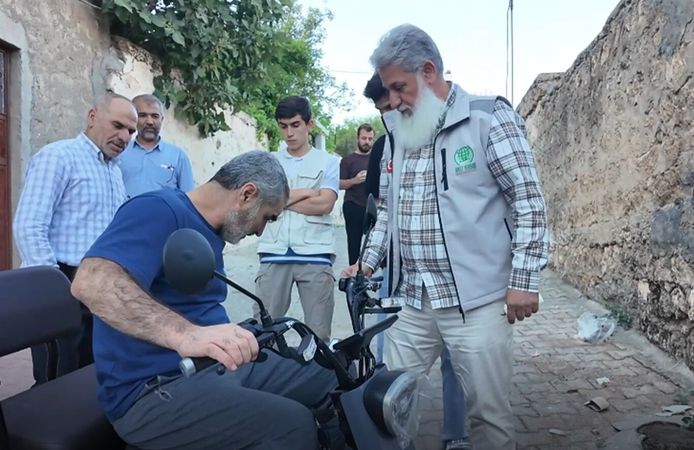 Umut Kervanından engelli vatandaşa akülü motosiklet desteği