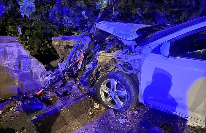 BATMAN’DA KONTROLDEN ÇIKAN OTOMOBİL DUVARA ÇARPTI: 1 YARALI