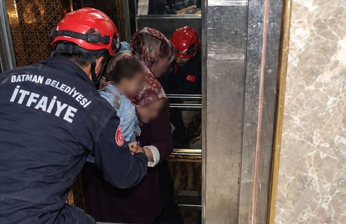 Asansörde Mahsur Kalan Kadın ve Çocuk Kurtarıldı!