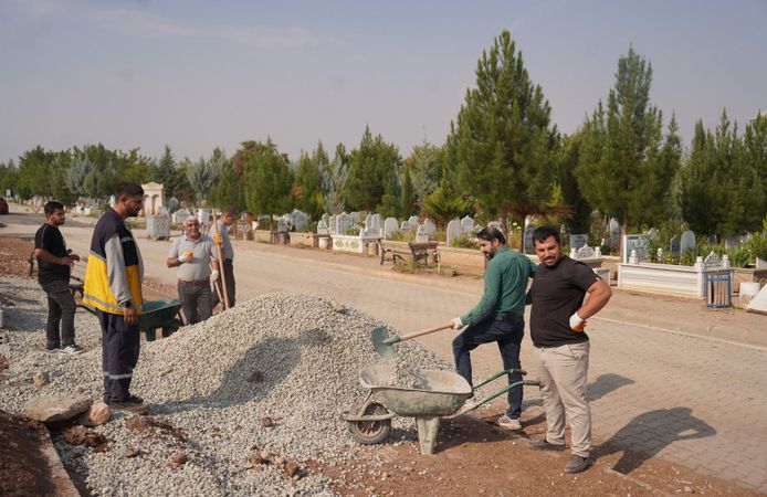 Asri Mezarlığı’nda Kış Mesaisi! Kabir Yolları Düzenleniyor