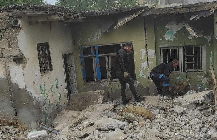 Batman’da İki bina daha yıkıldı