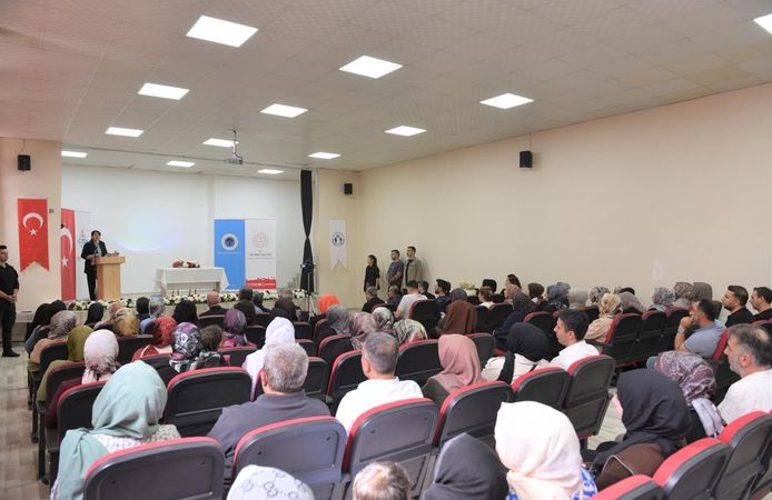 Güçlü Aile, Güçlü Toplum Mesajı! Dr. Ayten Canalp Velilerle Buluştu