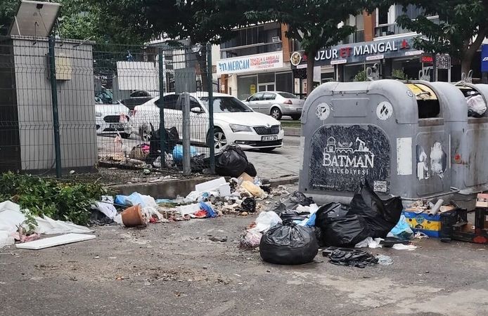 Gültepe’de Çöp Krizi! Toplanmayan Çöpler Tepki Çekti