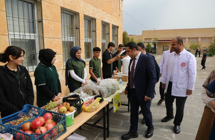Hasankeyf’te Okul Kermesine Kaymakam ve Belediye Başkanından Ziyaret