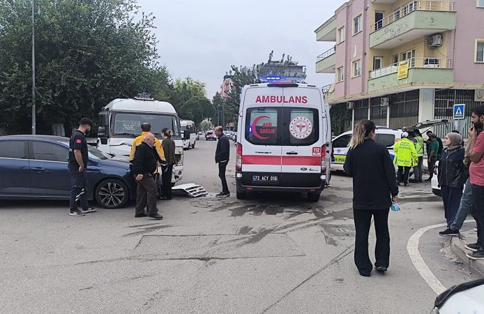 Minibüs ile Otomobil Çarpıştı: 1 Kadın Yaralandı