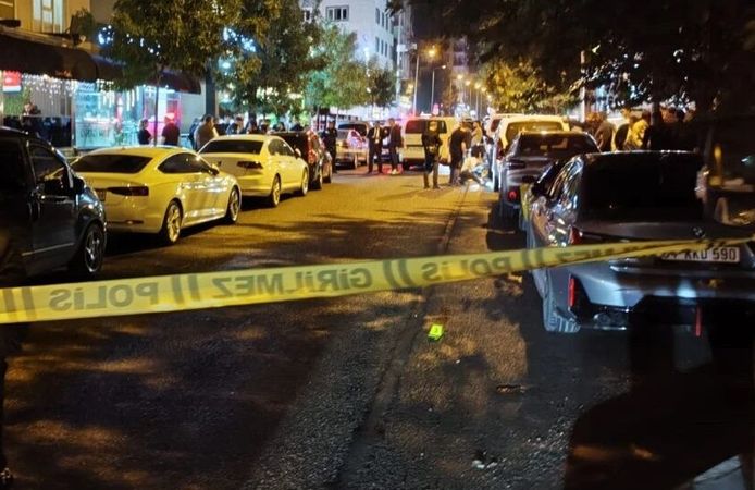 Motosikletle geldiler, iş yerine ateş edip kaçtılar