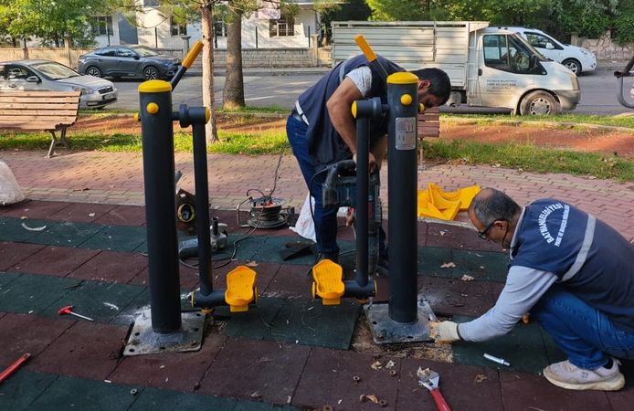 Parklardaki Hasarlı Ekipmanlar Değiştiriliyor