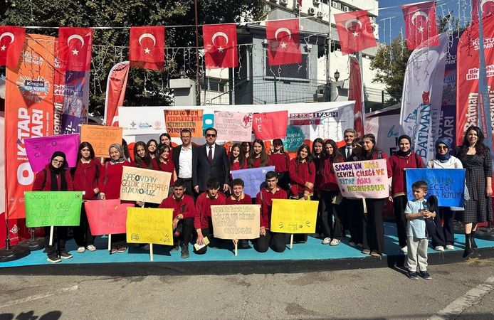 Sasonlu Öğrenciler Kitap Fuarında
