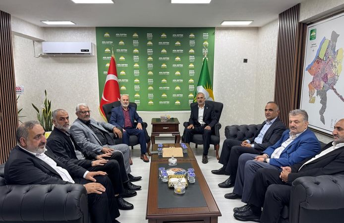 SP’nden HÜDA PAR’a ziyaret: “Hak ve adalet için birlikte hareket edilmeli”