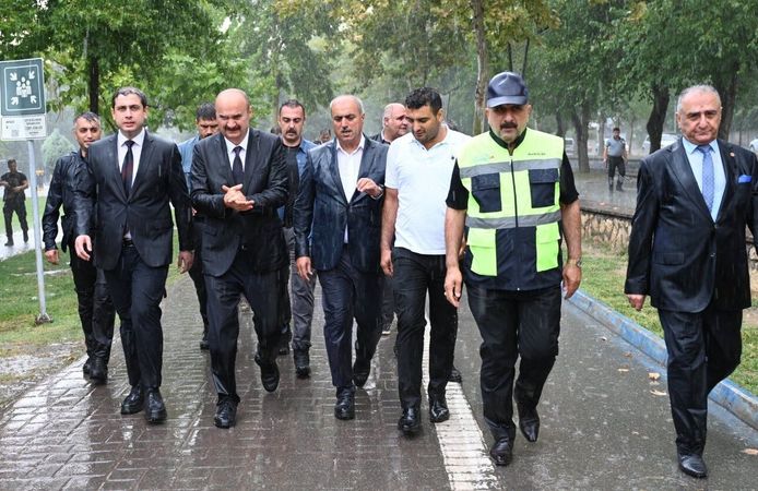 Vali Canalp’tan Dikkat Çeken Açıklama “Şemsiye Açtırsaydık da Eleştirilecektik”