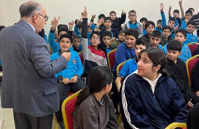 Yalvaç Ural’dan Batmanlı öğrencilere hayati mesaj: Kitap okuyun, teknolojiye esir olmayın!