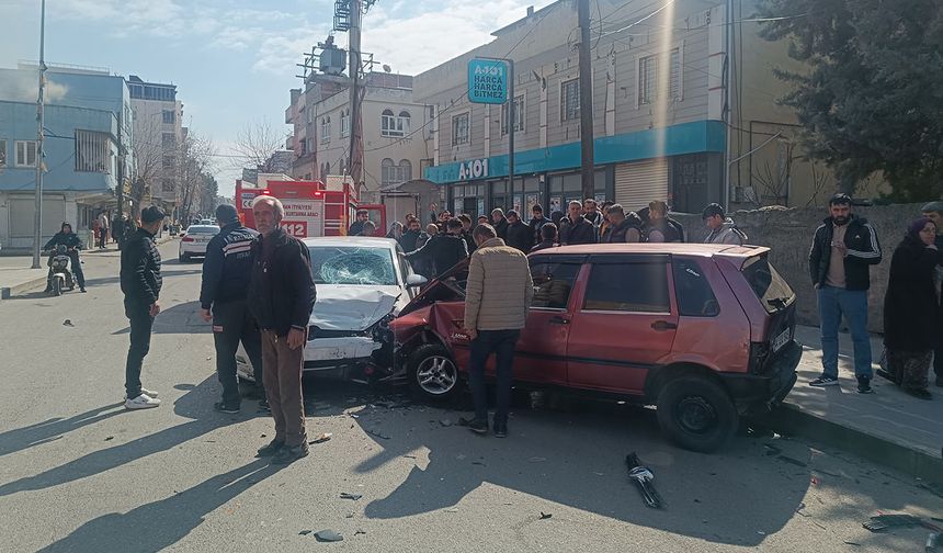 İki Otomobil Ve Motosiklet Çarpıştı: 1'i Ağır 3 Yaralı