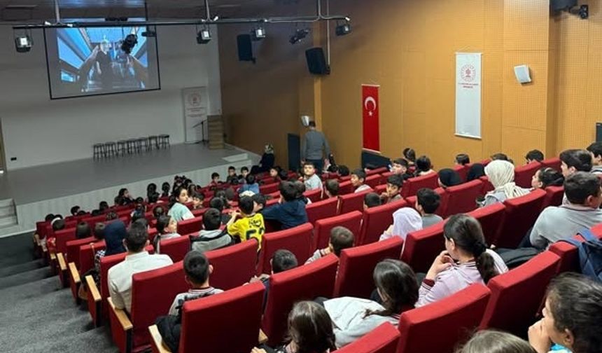 Beşiri'de öğrencilere sinema keyfi