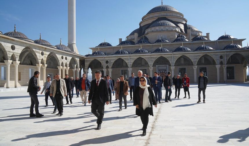 ÜNİVERSİTE CAMİSİNDE SONA DOĞRU