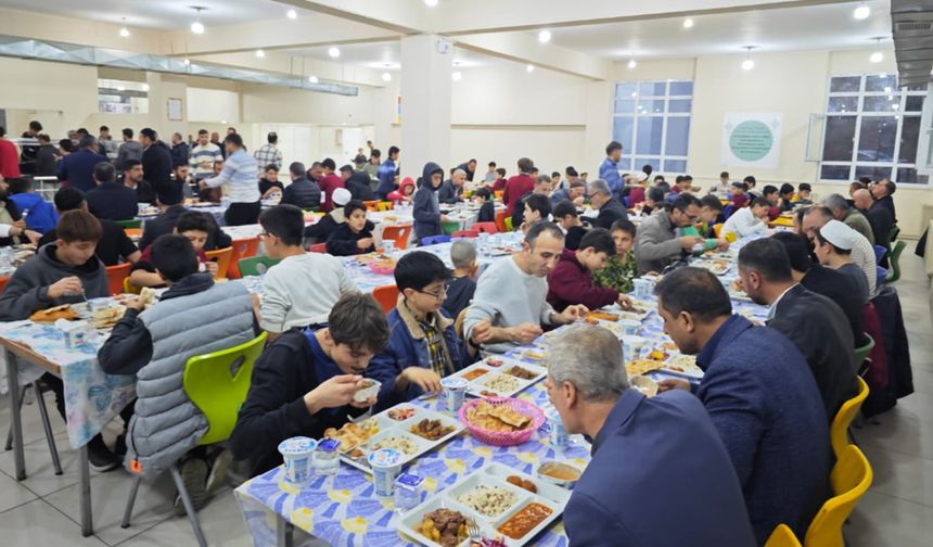 Hafızlık proje okulunda öğrenci ve veliler iftar sofrasında buluştu