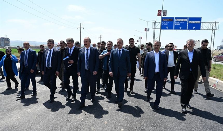 Vali Canalp, OSB yolu standartlara uygun şekilde yapılıyor