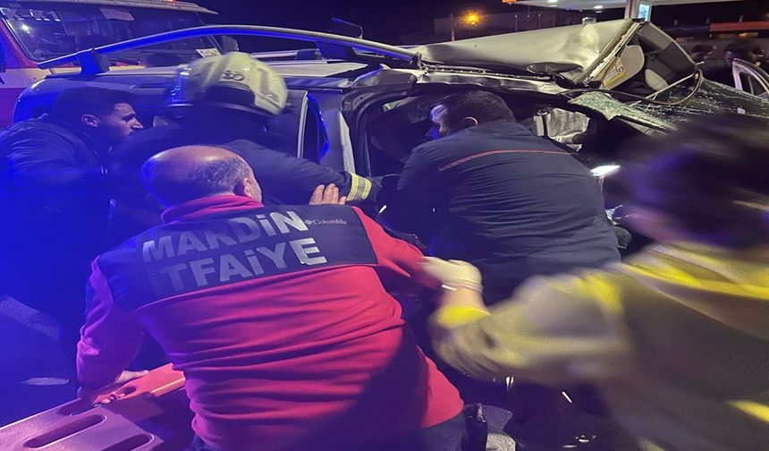 Mardin'de Kırmızı ışıkta geçen TIR, hafif ticari araca çarpıştı: 6 yaralı