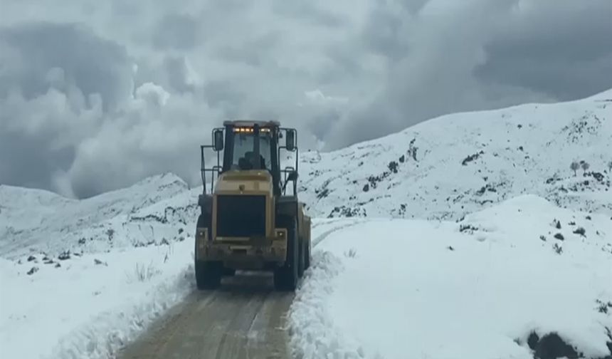 Batman'da kardan kapanan 65 yerleşim yerinden 61’inin yolu açıldı
