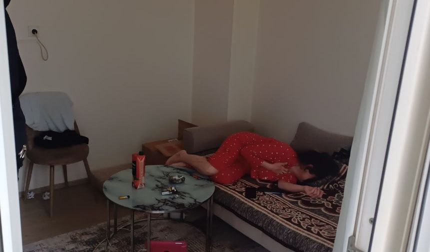 Birlikte yaşadığı kadını dövüp, bıçakladı