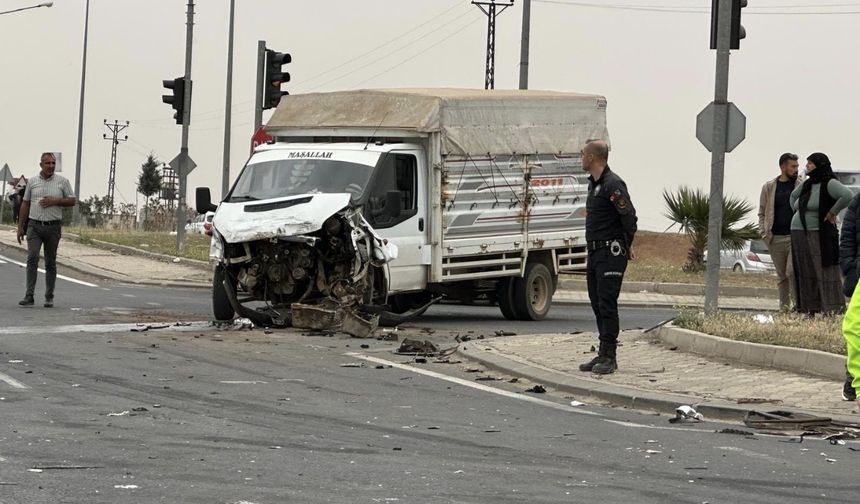 Akaryakıt yüklü tanker, kamyonetle çarpıştı: 4 yaralı