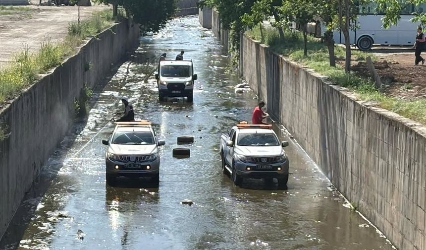 Batman Belediyesi, halk sağlığı için İluh deresini ilaçlamaya başladı