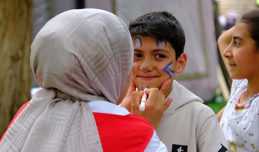 Kahve ve Çikolata Festivalinde Kızılay gönüllülerinden çocuklara sürpriz