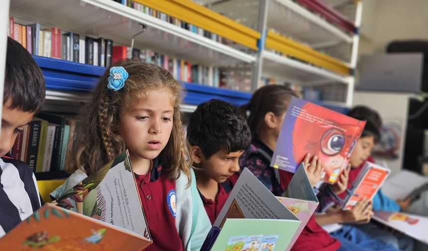 Gezici Kütüphane Yeniçağlar’da Çocukları Sevindirdi