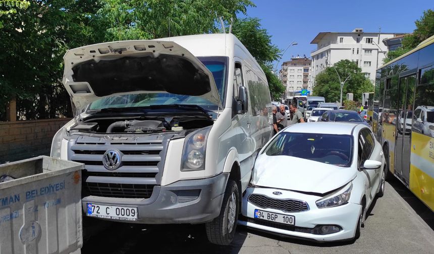Otomobil servis minibüsüne çarptı, otobüs refüje çıktı