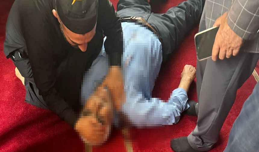 Mardin'da Camide namaz kılarken bıçaklandı