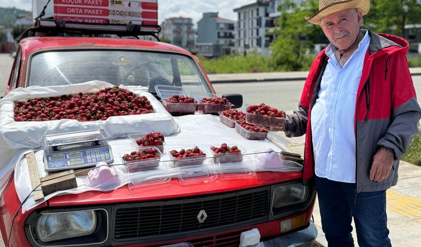 'Çilek' ismini verdiği otomobili ile her gün kilometrelerce yol gidiyor