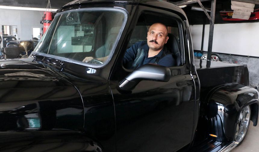 Hurda klasik otomobilleri yenileyip, trafiğe çıkarıyor