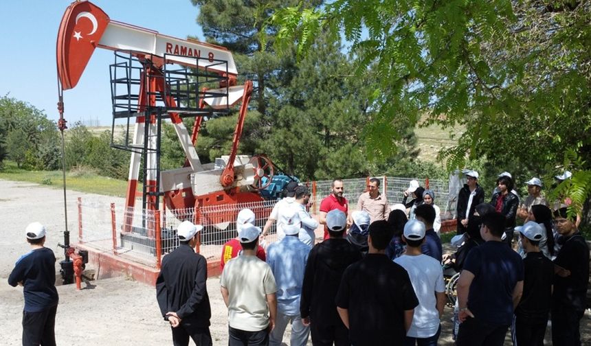 TÜGVA Batman İcathane Türkiye’nin ilk petrol üretim kuyusu gezdi