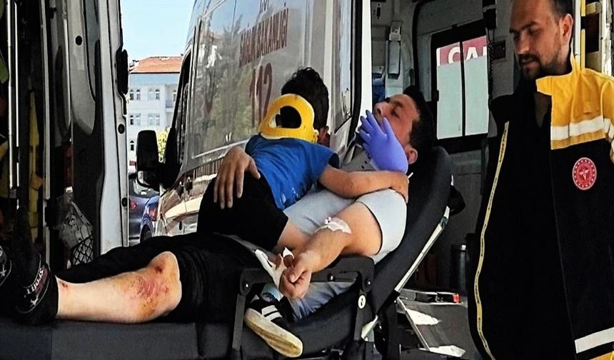 Yaralı babasıyla aynı sedyede, eldivenden şişirilen balonuyla hastaneye kaldırılan Ömer Salih, taburcu oldu