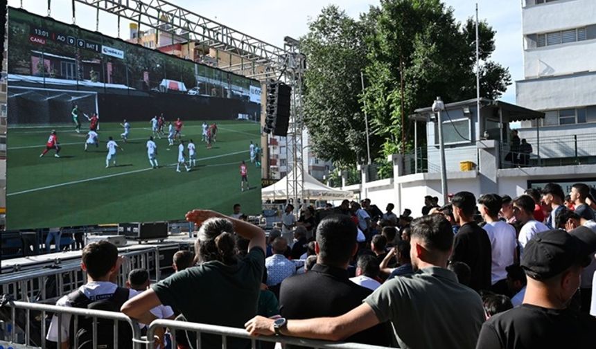 Batman valisi Petrolspor maçını taraftarlarla birlikte dev ekranda izledi