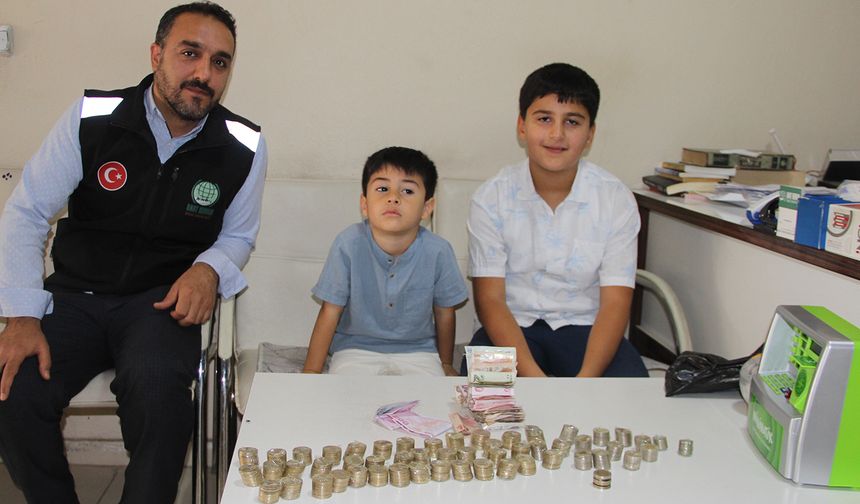 Minik yürekler, biriktirdikleri harçlıklarını Gazze'ye bağışladılar